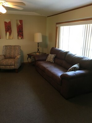 Cabin 6 | Living area | Flat-screen TV, DVD player - Fish-un-time Resort (Oakland)