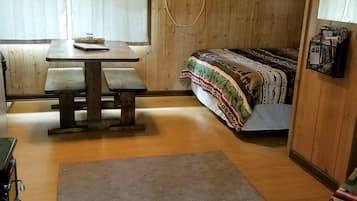 Kamar Double Basic untuk 1 Orang | Area keluarga | TV layar datar dan pemutar DVD