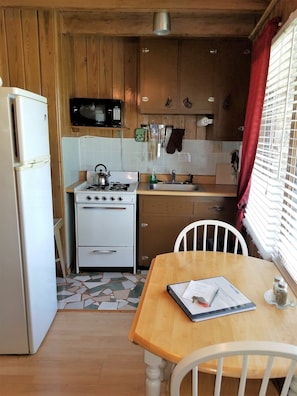 Basic dubbelrum för 1 person | Eget pentry | Kylskåp, mikrovågsugn, ugn och spishäll