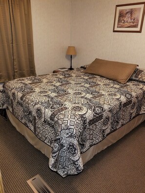 Cabin 5 | Individually decorated, individually furnished - Fish-un-time Resort (Oakland)