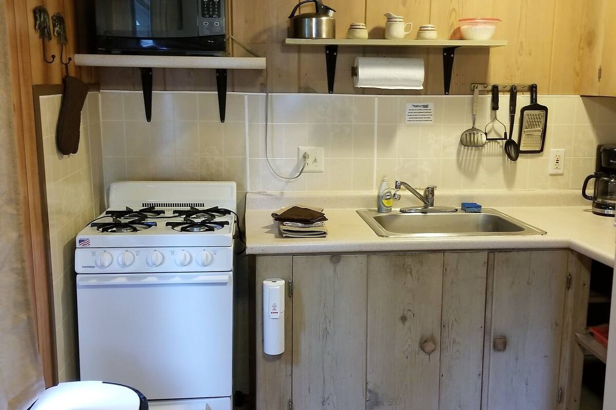 Quarto casal de uso individual | Cozinha americana privada | Cafeteira/chaleira, geladeira, micro-ondas, fogão