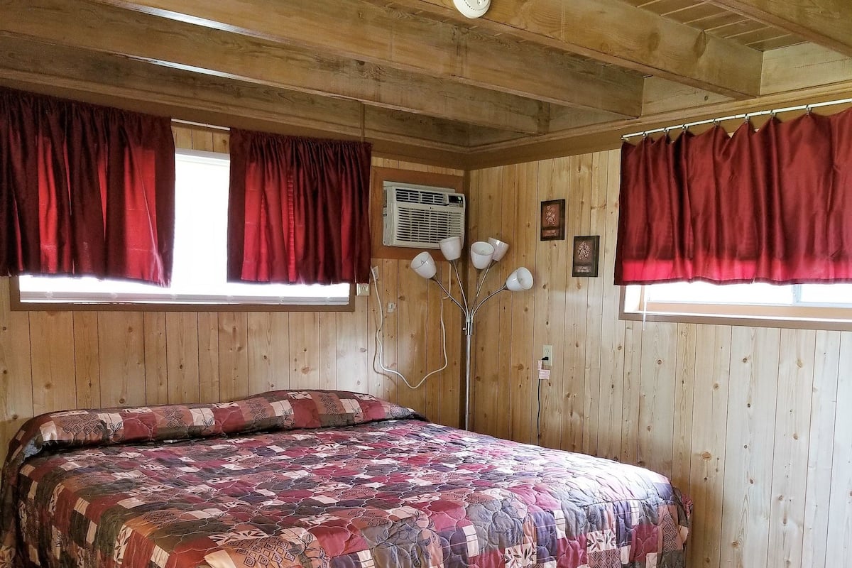 Quarto casal básico de uso individual | Individualmente decorados, individualmente mobiliados