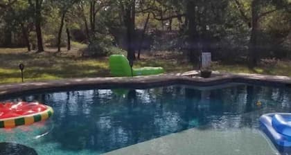 Pool House Retreat välillä Austin ja Bastrop, lähellä COTA ja Hyatt Lost Pines.