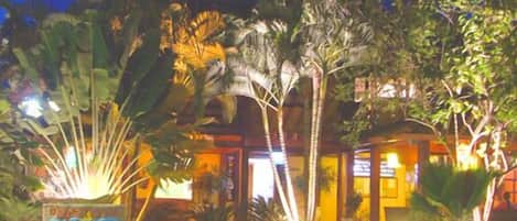 Fachada da propriedade à noite