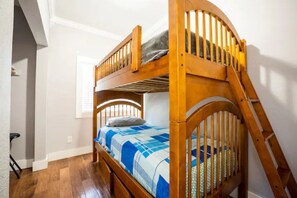 3 chambres, fer et planche à repasser, Wi-Fi, draps fournis