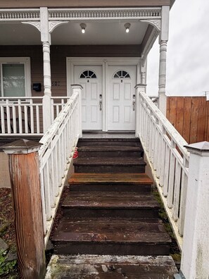 Exterior detail - ELEGANT DOWNTOWN TACOMA HOME UNIT A (Tacoma)