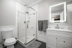 Suihku, hiustenkuivaaja, pyyhkeet, saippua