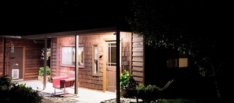 The Vintage Cottage with riverfront access