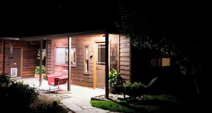 The Vintage Cottage with riverfront access