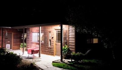 The Vintage Cottage with riverfront access