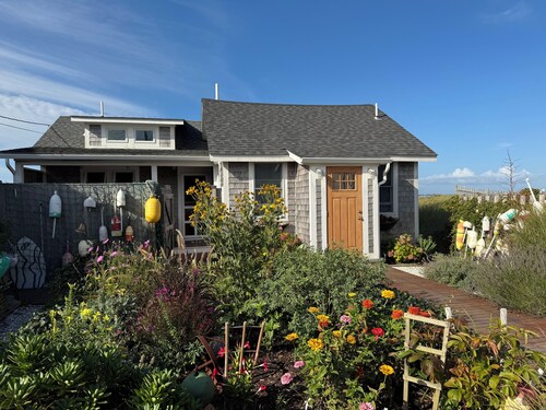 WATERFRONT COTTAGE WITH PRIVATE BEACH! On Beach Point in Truro... Not a condo...