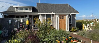 WATERFRONT COTTAGE WITH PRIVATE BEACH! On Beach Point in Truro... Not a condo...