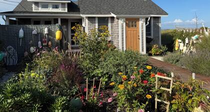 WATERFRONT COTTAGE WITH PRIVATE BEACH! On Beach Point in Truro... Not a condo...