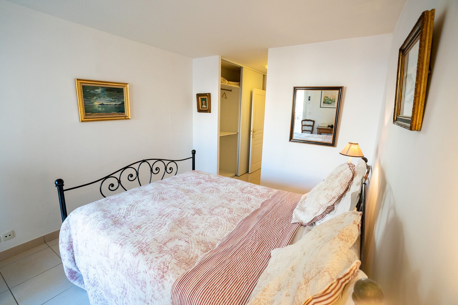 Master bedroom - 1 queen bed