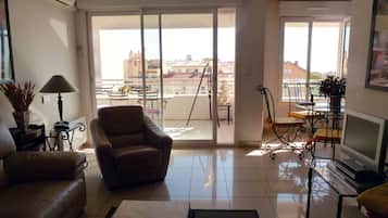 TV, DVD player, books, stereo