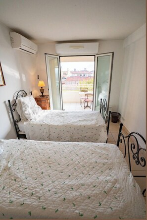 3 chambres, bureau, fer et planche à repasser, accès au Wi-Fi (inclus)