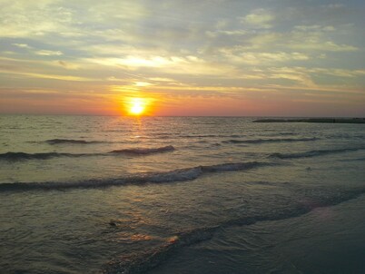 POOL, PRIVACY & BEACH STEPS AWAY