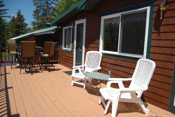 Outdoor dining - Harmony Hill Bungalow at Bretton Woods w/ private backyard & jacuzzi (Carroll)