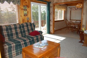 Télévision, cheminée, lecteur de DVD, baby-foot