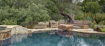 Beautiful 5 Acre Hill Country Retreat with Pool, Hot Tub and Outdoor Kitchen!!! 