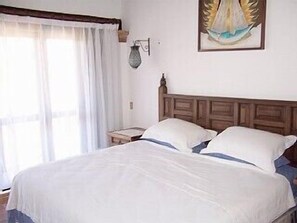 3 bedrooms, iron/ironing board, WiFi (free), bed sheets