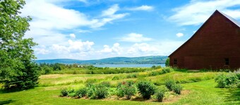 Beautiful hilltop cottage, stunning views, 5 mins. to town