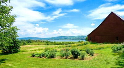 Beautiful hilltop cottage, stunning views, 5 mins. to town