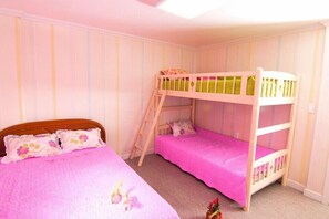A bedroom with two bunk beds, a wooden ladder, and a pink bedspread. - Jeonjuhanokvillage guesthouse (Jeonju)