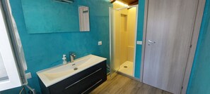 Douche, sèche-cheveux, bidet, serviettes fournies