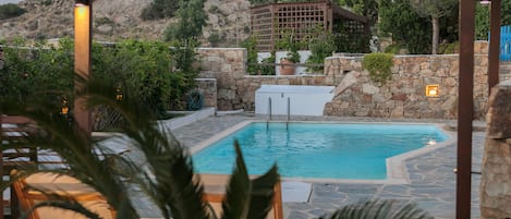 Piscine extérieure, chaises longues