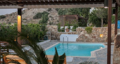 Villa luxueuse et spacieuse avec piscine privĂ©e, superbe vue Ăźles de la mer ĂgĂ©e