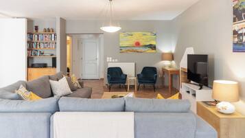 Smart TV, chimenea, reproductor de DVD y libros