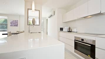 Apartment, 2 Bedrooms (Trieste 8) | Private kitchen | Full-sized fridge, microwave, oven, stovetop