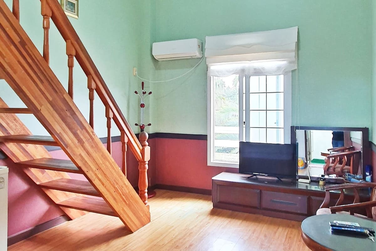 Duplex de base | Espace de travail pour ordinateurs portables, accès au Wi-Fi (inclus)