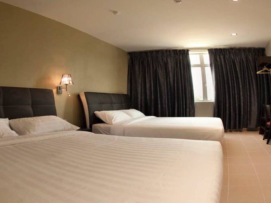 Escritorio, tabla de planchar con plancha y wifi gratis