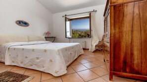 2 bedrooms, iron/ironing board, travel cot, free WiFi