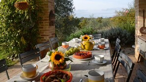 تنا ول الطعام بالخارج