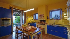 Kühlschrank, Mikrowelle, Herdplatte, Geschirrspüler