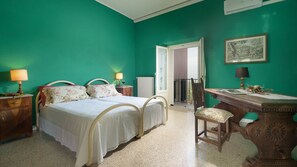 4 chambres, bureau, fer et planche à repasser, accès au Wi-Fi (inclus)
