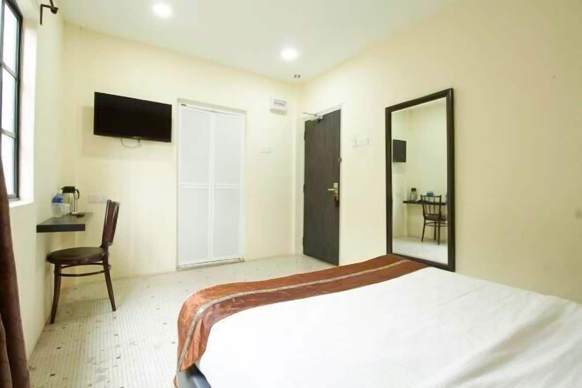 Desk, soundproofing, iron/ironing board (on request), WiFi (free)