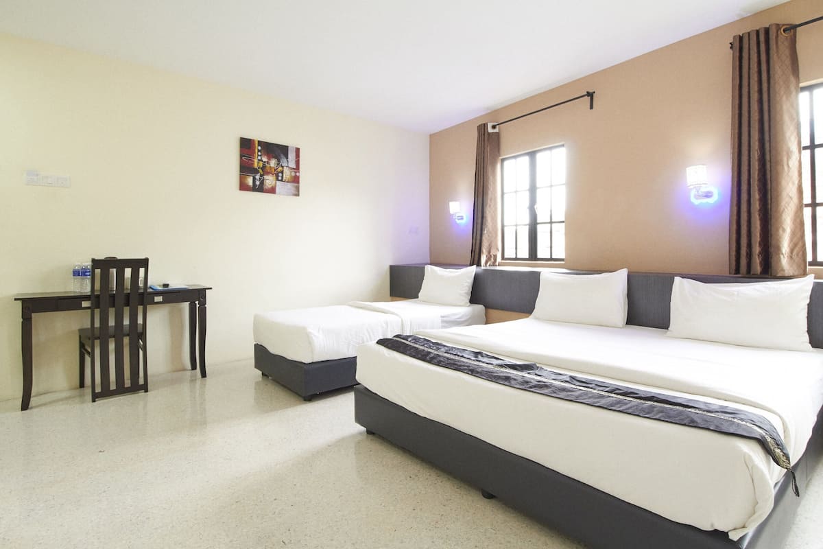Family Suite | Desk, soundproofing, iron/ironing board (on request), WiFi (free)