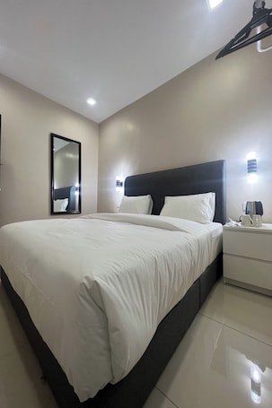 Deluxe Premium King | Desk, soundproofing, iron/ironing board, free WiFi. M S Hotel, Tengku Kelana KTM Klang