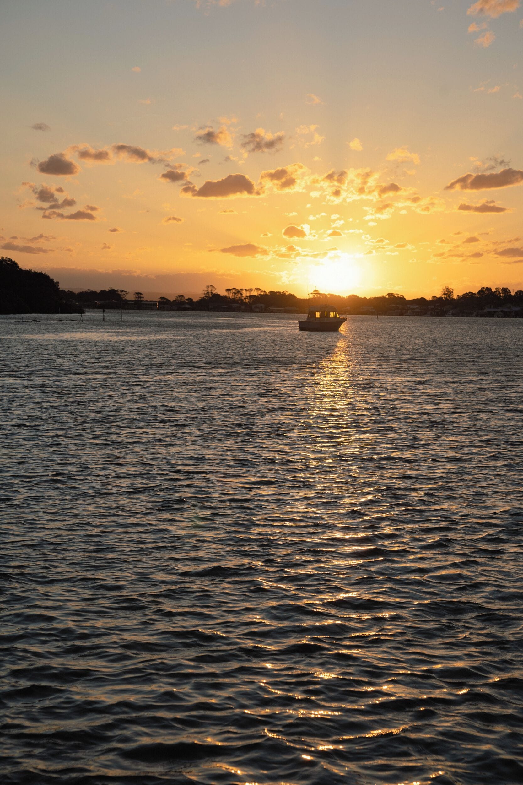 Un bote sobre aguas tranquilas durante el atardecer.