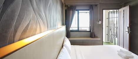 Deluxe Premier Room | Oppholdsområde | En 32-tommers LCD-TV med kabel-kanaler samt TV