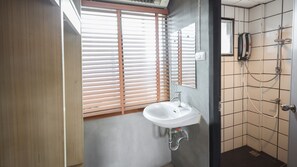 Deluxe Premier Room | ห้องน้ำ | ฝัก��บัว, ของใช้ในห้องน้ำฟรี, ผ้าเช็ดตัว