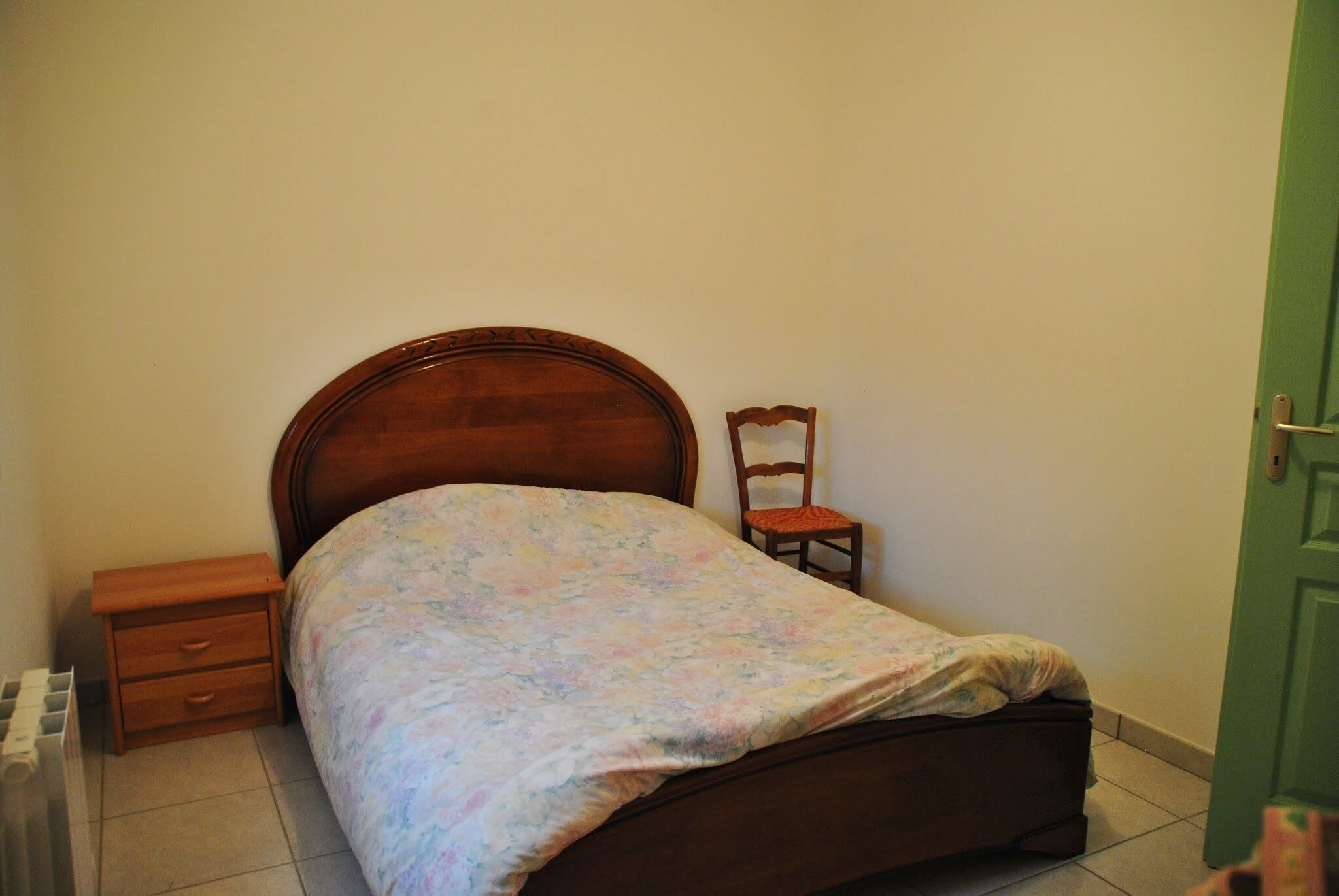 2 bedrooms, desk, soundproofing, iron/ironing board