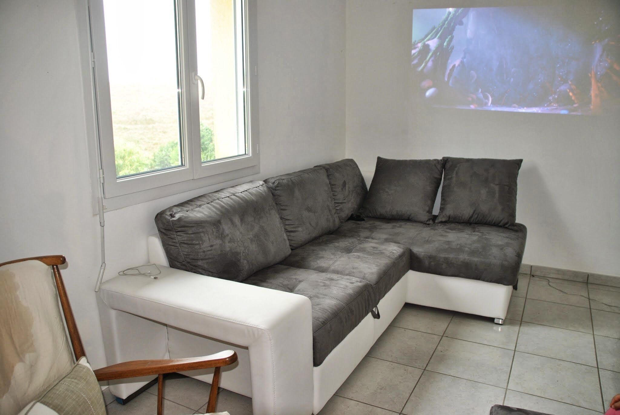 Een televisie, een open haard, een dvd-speler en een stereo