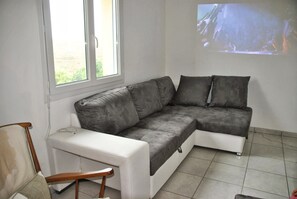 Fernseher, Kamin, DVD-Player, Stereoanlage
