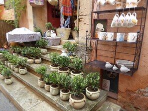 Property grounds - "Cabanon" - sleeps 2 self catering studio gite 10mins from Avignon! (Rognonas)