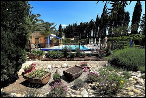 Pool - "Cabanon" - sleeps 2 self catering studio gite 10mins from Avignon! (Rognonas)